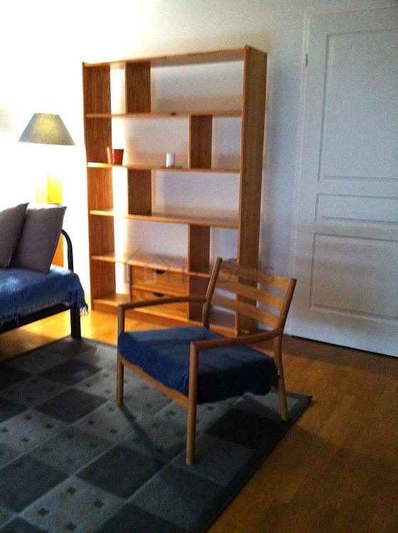 Very bright living room furnished with 5 chair(s)