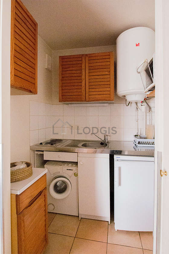 Cuisine de 2m² avec du carrelage au sol
