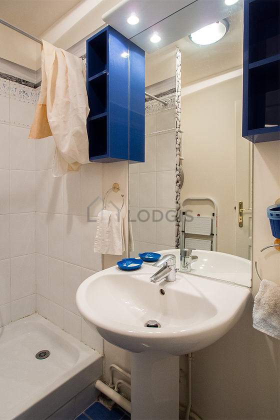 Salle de bain équipée de etagère