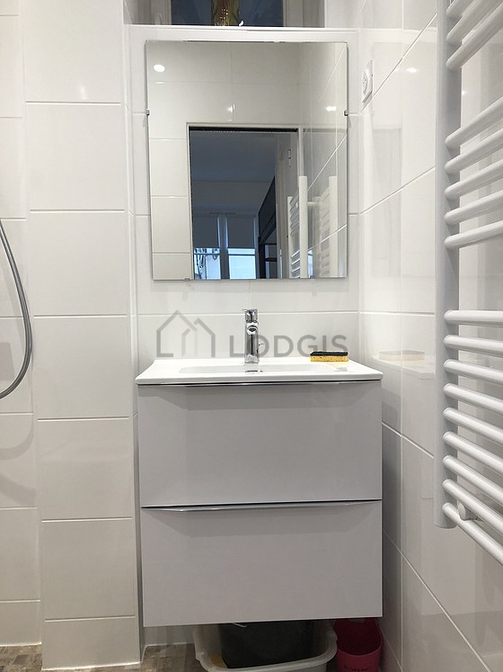 Salle de bain équipée de serviettes de bain