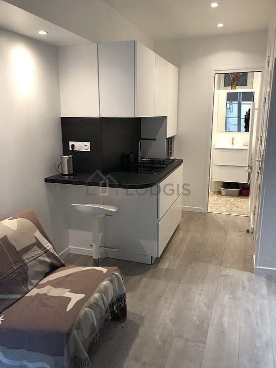 Salon de 13m² avec du béton au sol