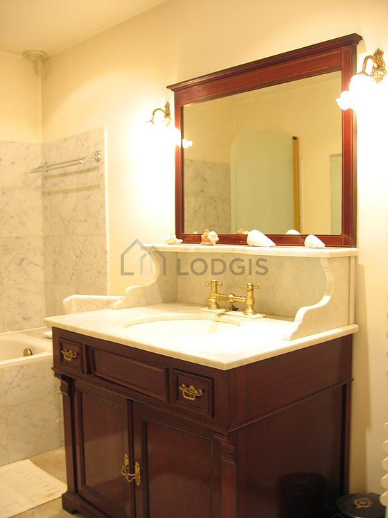 Agréable salle de bain avec du marbre au sol