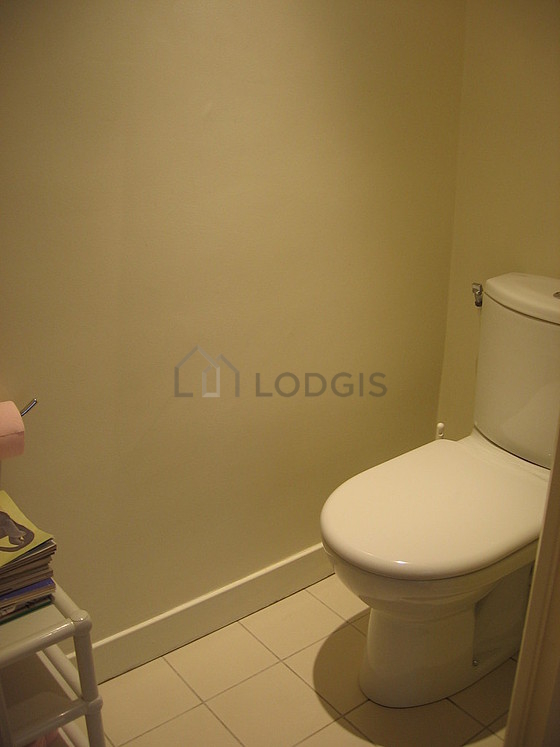 Toilettes indépendantes de la salle d'eau