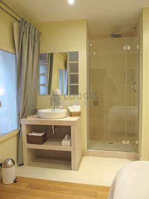 Agréable salle de bain avec fenêtres et du carrelageau sol