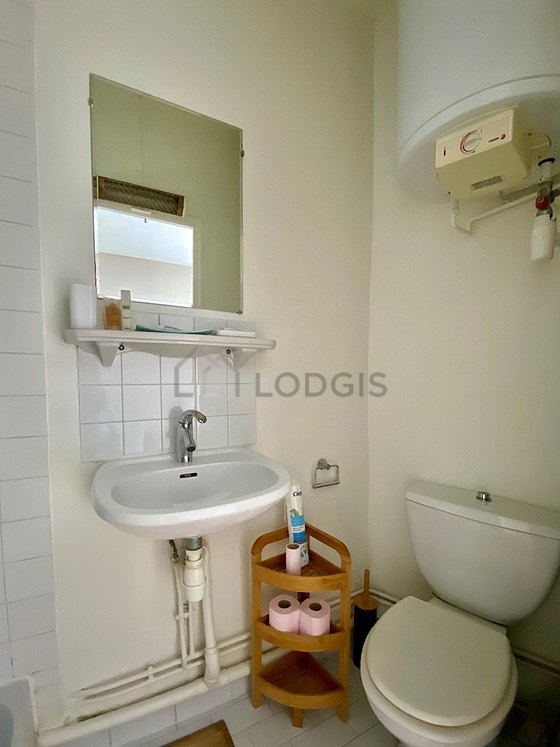 Bathroom equipped with bath towels