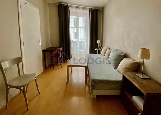 Living room of 12m² with wooden floor