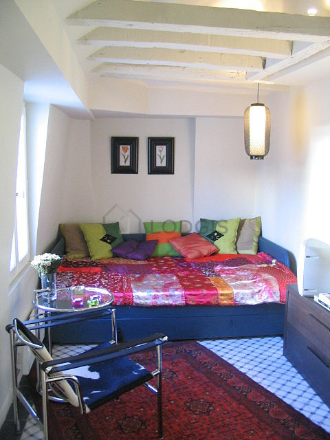 Salon avec du carrelage au sol