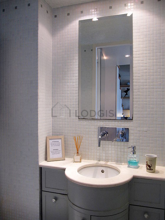 Bathroom equipped with bath towels