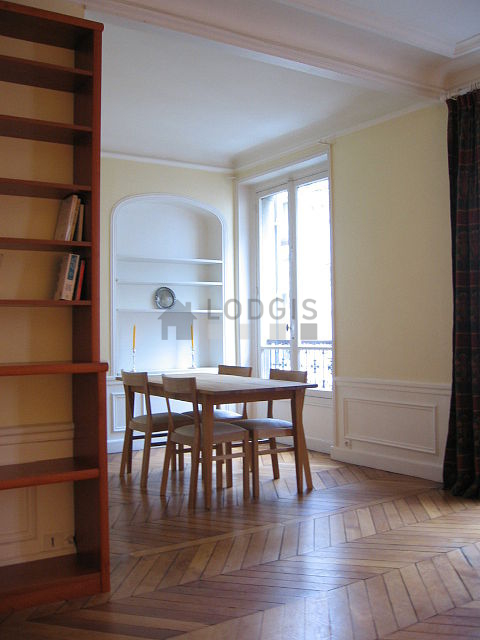 Large living room of 32m² with wooden floor