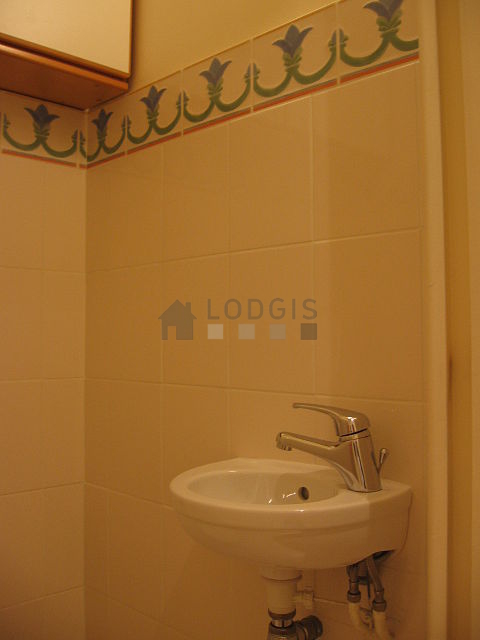 Toilettes indépendantes de la salle d'eau