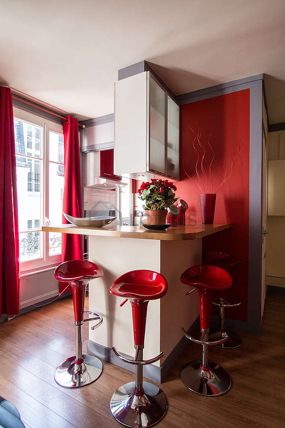 Belle cuisine avec du carrelage au sol
