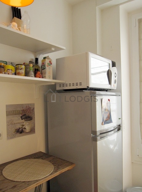 Cusine lumineuse avec fenêtres double vitrage donnant sur rue