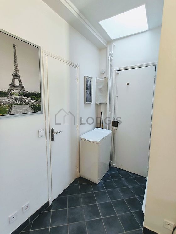 Entrance with tile floor and equipped with washing machine