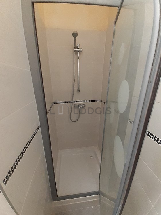 Salle de bain équipée de serviettes de bain