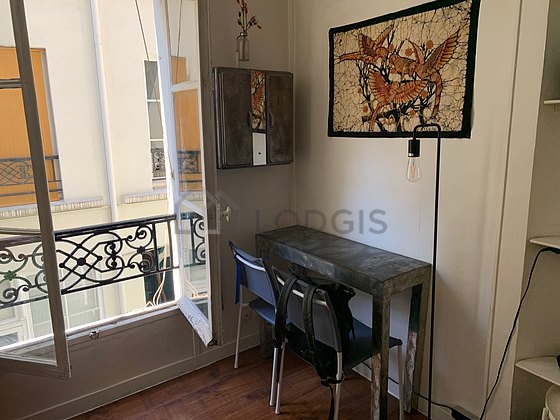 Salon avec du parquet au sol
