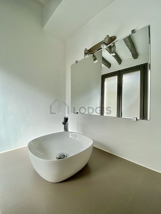 Salle de bain équipée de lave linge, serviettes de bain
