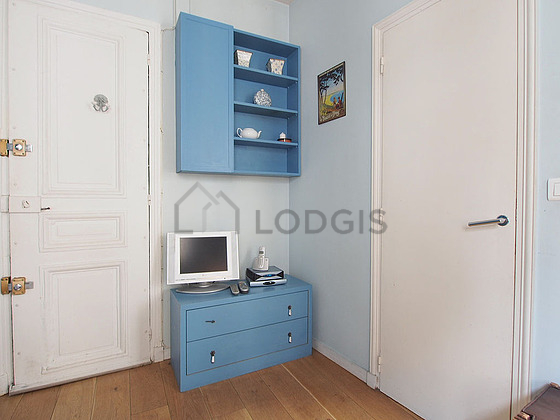 Bright living room furnished with 2 chair(s)