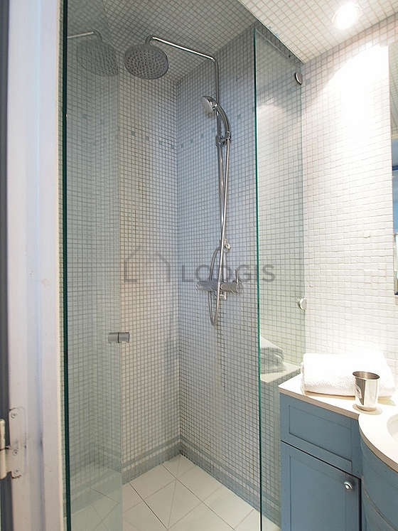Salle de bain avec du carrelage au sol