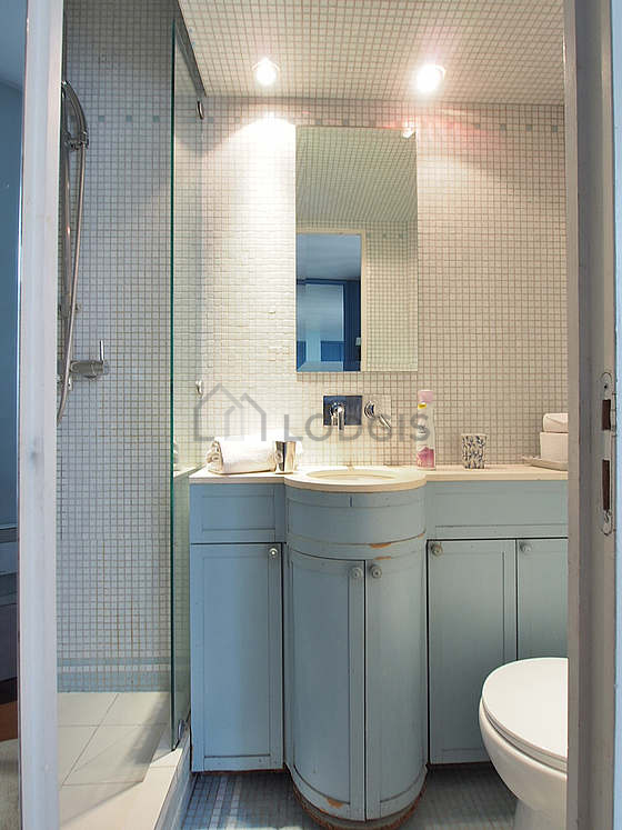 Salle de bain équipée de serviettes de bain