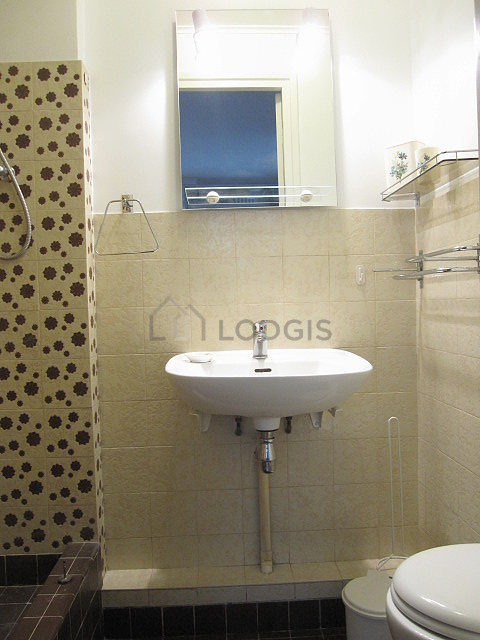 Bathroom equipped with bath towels