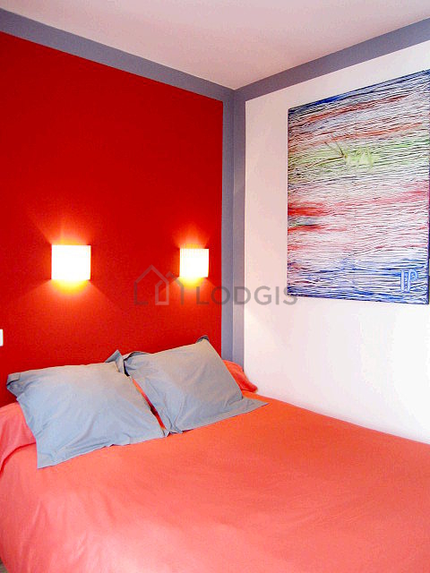 Chambre avec fenêtres double vitrage donnant sur cour