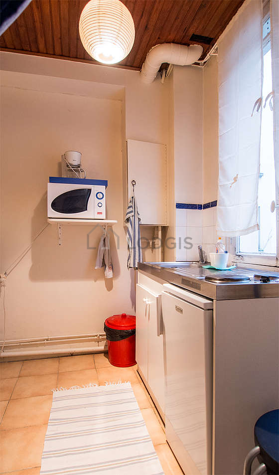 Kitchen equipped with hob, refrigerator, freezer, crockery