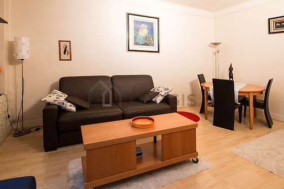 Living room of 18m² with wooden floor