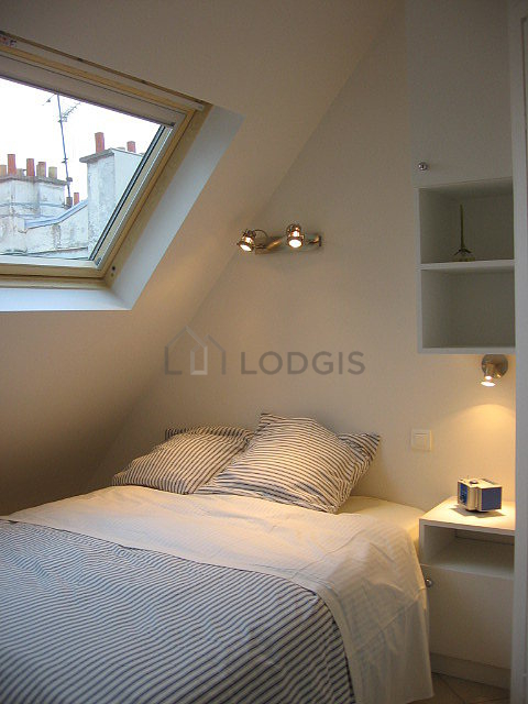 Very quiet and very bright alcove equipped with 1 bed(s) of 140cm, shelves