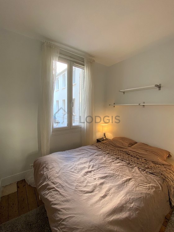 Bedroom of 8m² with wooden floor