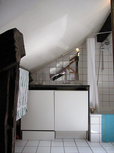 Salle de bain claire avec fenêtres et du carrelage au sol