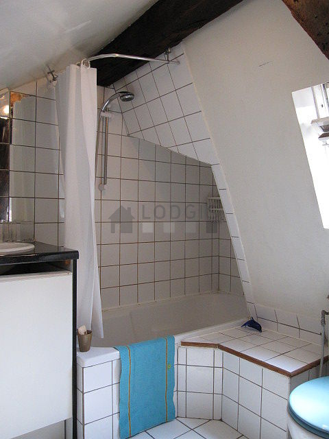 Salle de bain équipée de serviettes de bain