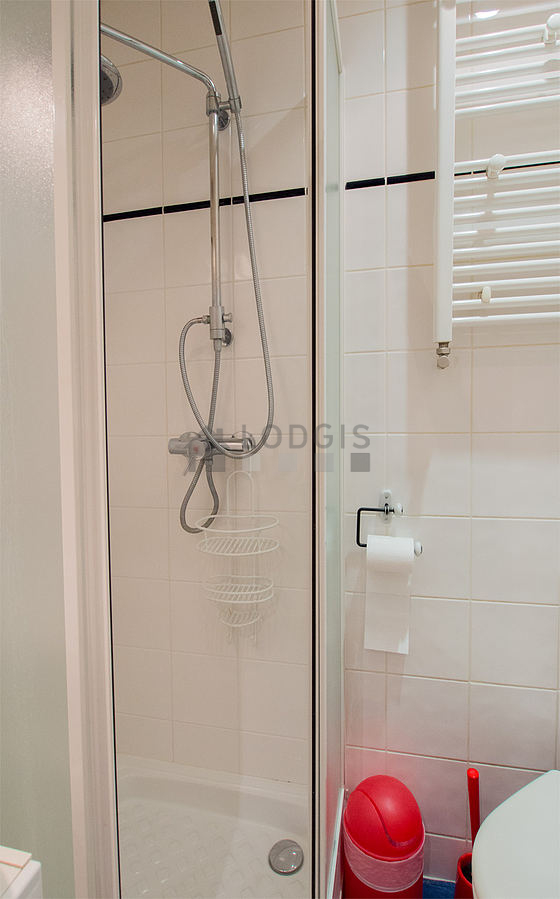 Salle de bain avec du carrelage au sol