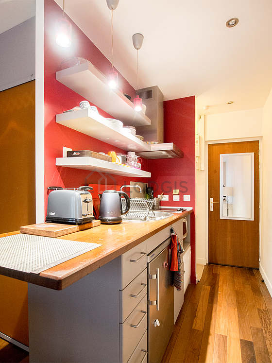 Cuisine équipée de lave vaisselle, plaques de cuisson, réfrigerateur, hotte
