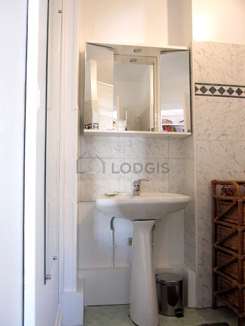 Belle salle de bain avec fenêtres et du linoleum au sol