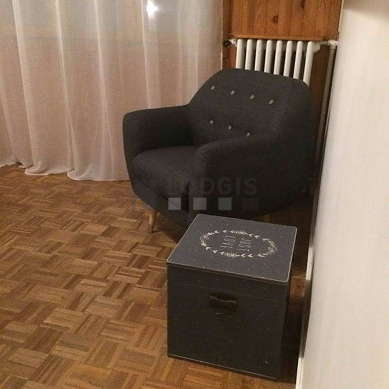 Chambre lumineuse équipée de bureau, penderie, placard, 1 chaise(s)