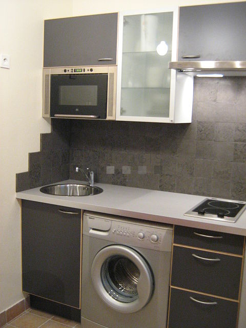 Cuisine équipée de lave linge, réfrigerateur, freezer, vaisselle