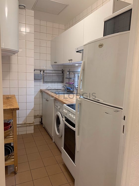Cuisine avec du carrelage au sol