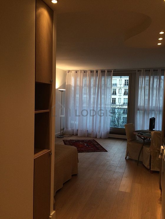 Very bright living room furnished with 1 chair(s)