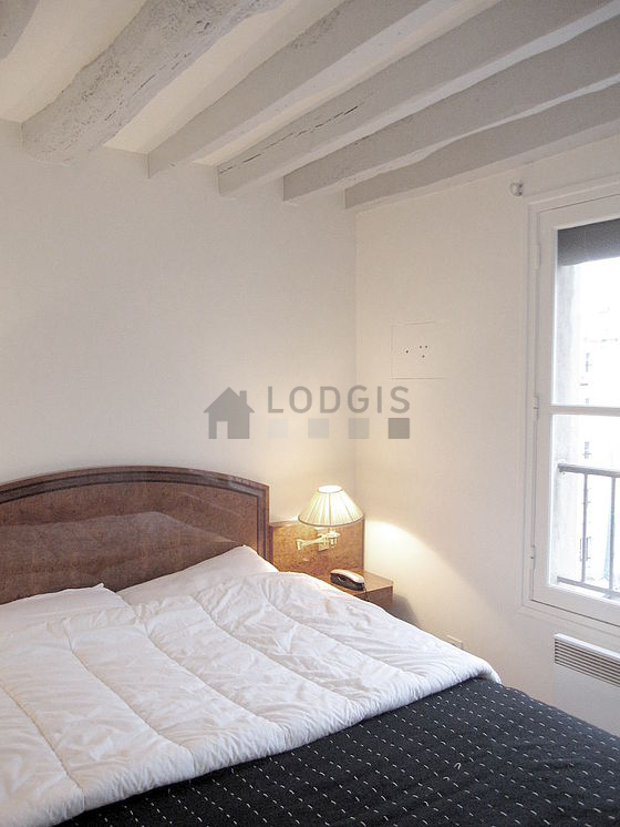 Chambre avec fenêtres double vitrage