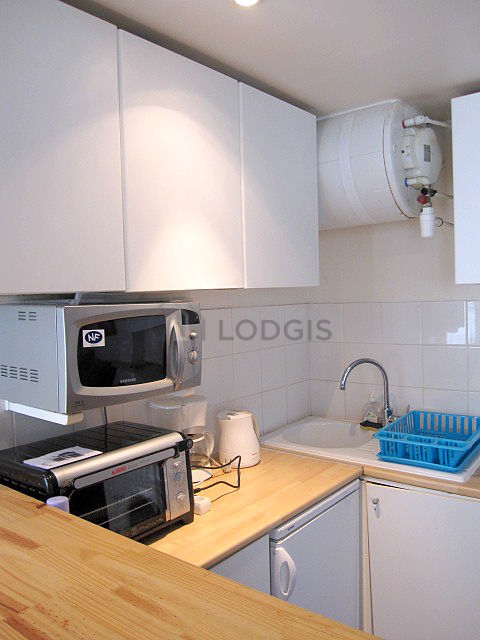 Cuisine équipée de lave linge, réfrigerateur, freezer, vaisselle