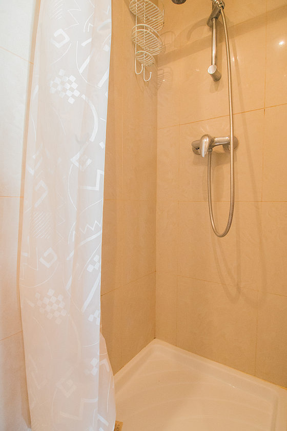 Salle de bain équipée de serviettes de bain