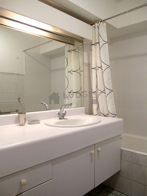Belle salle de bain avec du carrelage au sol
