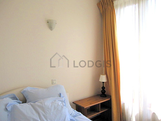 Chambre avec fenêtres double vitrage donnant sur cour