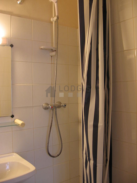 Salle de bain équipée de serviettes de bain
