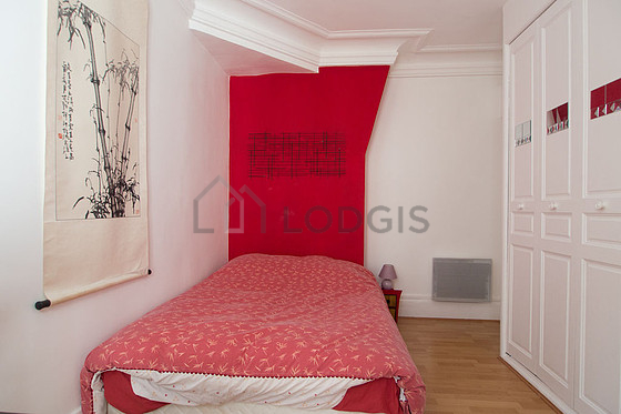 Chambre avec fenêtres donnant sur cour