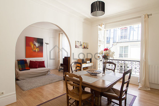Grand salon de 26m² avec du parquet au sol