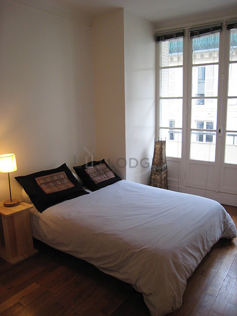 Chambre avec du parquet au sol