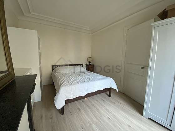 Bedroom of 13m² with the carpetingfloor