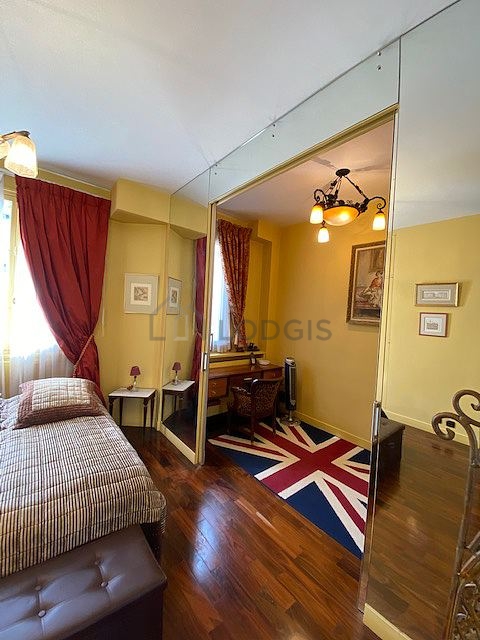 Chambre avec fenêtres double vitrage donnant sur cour
