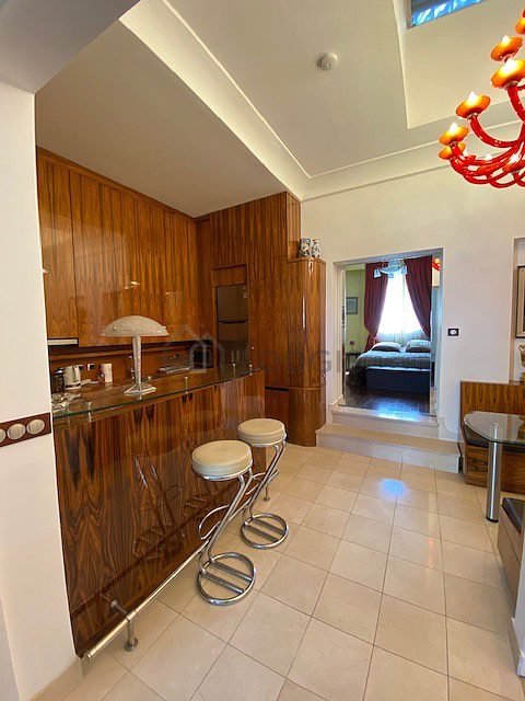 Belle cuisine avec du marbre au sol